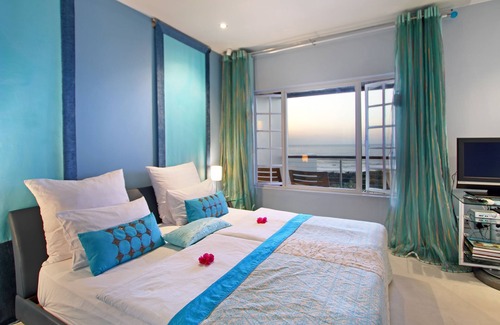 Trafalgar House | Days At Sea Beach Lodge