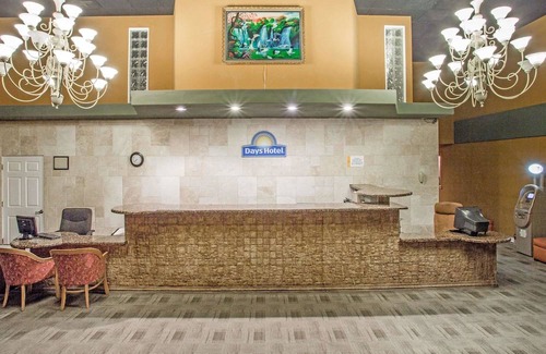 Peoria Hotel | Days Hotel by Wyndham Peoria Glendale Area