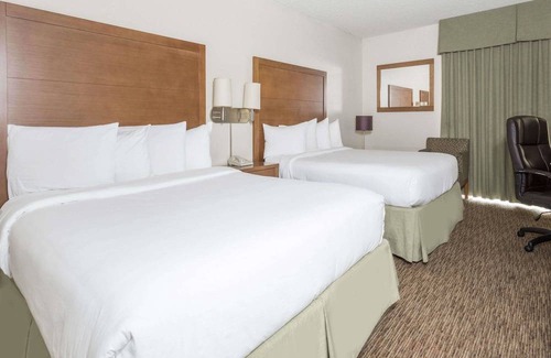 Peoria Hotel | Days Hotel by Wyndham Peoria Glendale Area