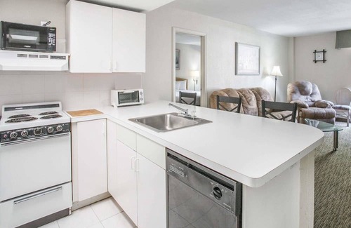 Peoria Hotel | Days Hotel by Wyndham Peoria Glendale Area