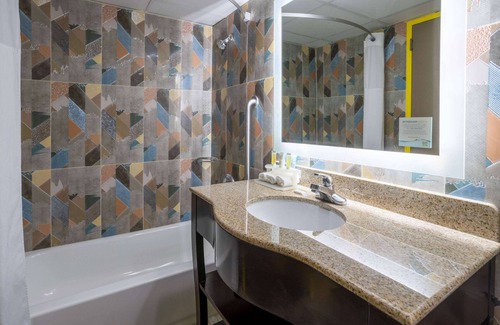 North Bergen Hotel | Days Hotel by Wyndham North Bergen/NYC Area