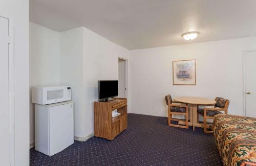 Anaheim Resort Hotel | Days Inn by Wyndham Anaheim West