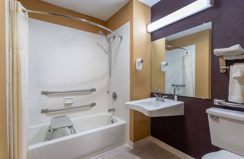 Anderson Hotel | Days Inn by Wyndham Anderson IN