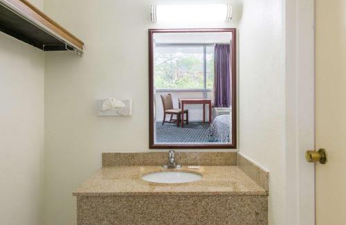 Arlington Heights Hotel | Days Inn by Wyndham Arlington Pentagon