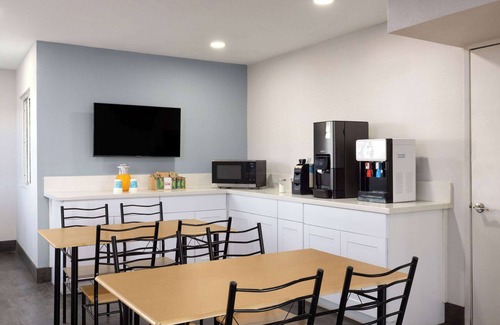 Bakersfield Hotel | Days Inn by Wyndham Bakersfield