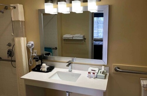 Peletier Hotel | Days Inn by Wyndham Cape Carteret near Emerald Isle