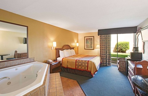 Charlotte Hotel | Days Inn by Wyndham Charlotte/Woodlawn Near Carowinds