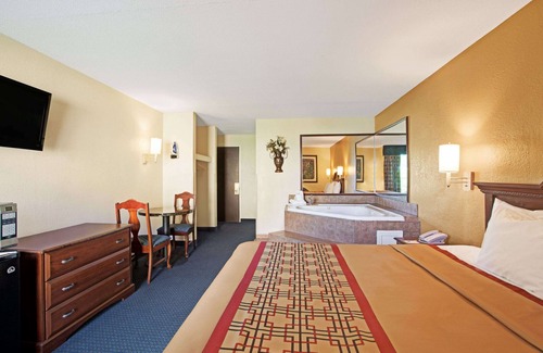 Charlotte Hotel | Days Inn by Wyndham Charlotte/Woodlawn Near Carowinds