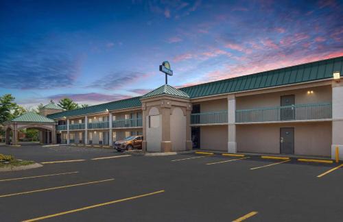 Clarksville Hotel | Days Inn by Wyndham Clarksville North EXIT 4