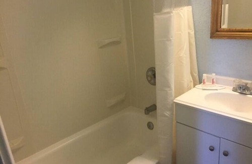 Lakewood Hotel | Days Inn by Wyndham Cleveland Lakewood