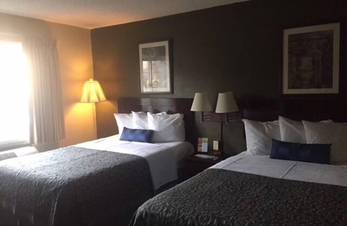 Lakewood Hotel | Days Inn by Wyndham Cleveland Lakewood