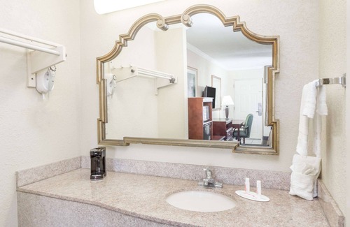 Destin Hotel | Days Inn by Wyndham Destin