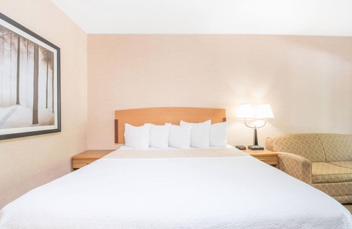 Endion Hotel | Days Inn by Wyndham Duluth Lakewalk