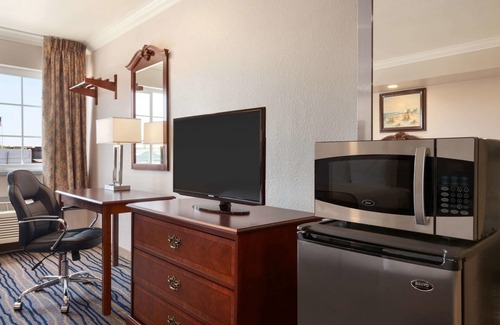 Downtown Hotel | Days Inn by Wyndham Eureka CA