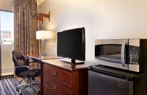 Downtown Hotel | Days Inn by Wyndham Eureka CA