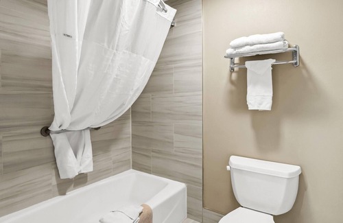 Rialto Hotel | Days Inn by Wyndham Fontana/Rialto