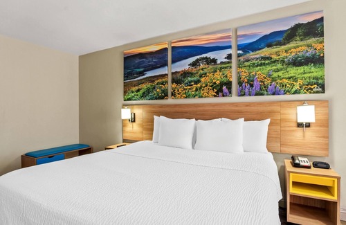 Rialto Hotel | Days Inn by Wyndham Fontana/Rialto