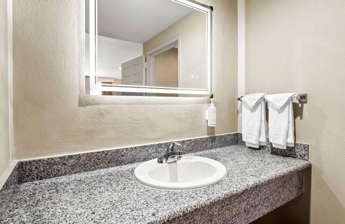 Rialto Hotel | Days Inn by Wyndham Fontana/Rialto