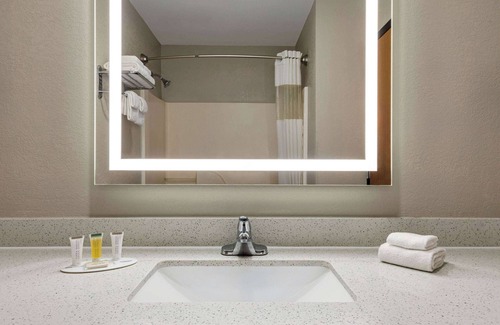 Hillsboro Hotel | Days Inn by Wyndham Hillsboro