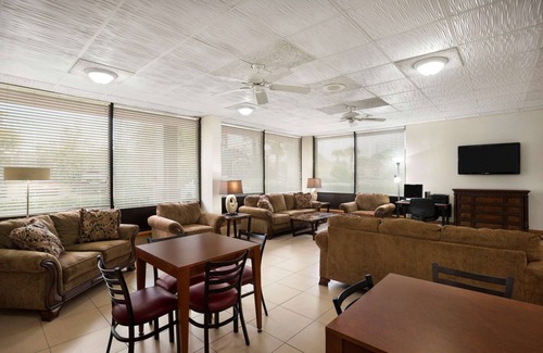 Northside Hotel | Days Inn by Wyndham Jacksonville Airport