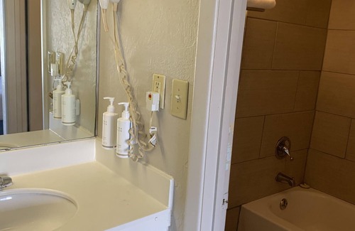 Edgewood Hotel | Days Inn by Wyndham Louisville Airport Fair and Expo Center