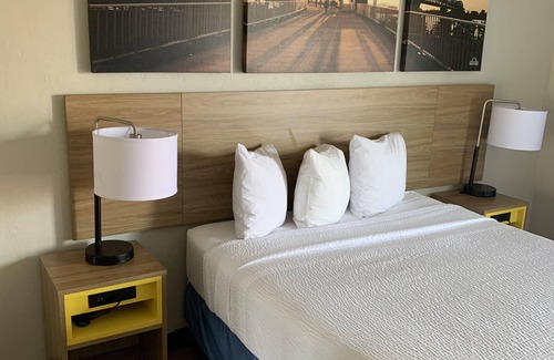 Edgewood Hotel | Days Inn by Wyndham Louisville Airport Fair and Expo Center