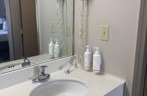 Edgewood Hotel | Days Inn by Wyndham Louisville Airport Fair and Expo Center