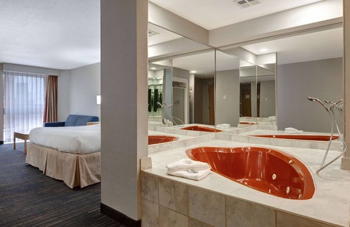Fallsview Hotel | Days Inn by Wyndham Niagara Falls Near The Falls