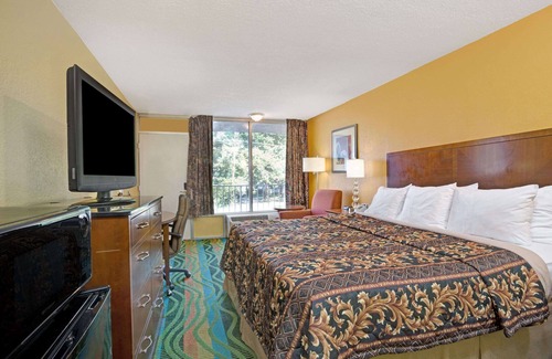 Norfolk - Virginia Beach Hotel | Days Inn by Wyndham Norfolk Military Circle