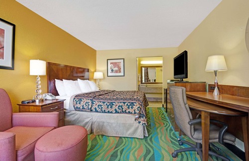 Norfolk - Virginia Beach Hotel | Days Inn by Wyndham Norfolk Military Circle
