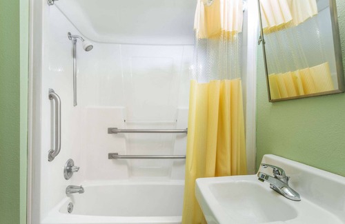 Callaway Hotel | Days Inn by Wyndham Panama City/Callaway