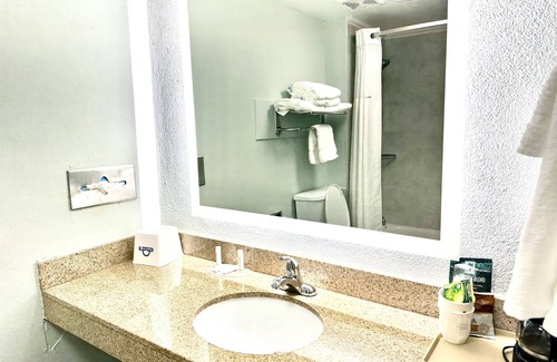 Downtown Hotel | Days Inn by Wyndham Pensacola - Historic Downtown