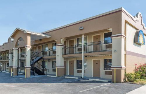 Rio Vista Hotel | Days Inn by Wyndham San Marcos