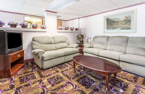 Sanford Hotel | Days Inn by Wyndham Sanford