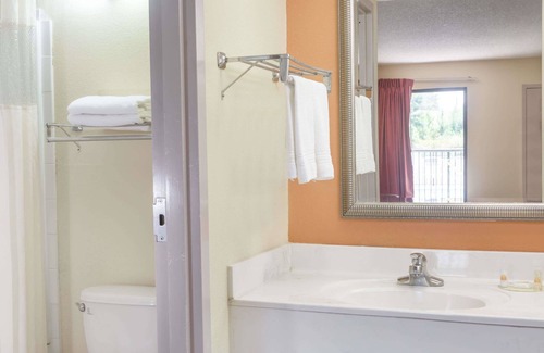 Sanford Hotel | Days Inn by Wyndham Sanford