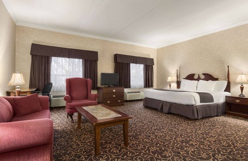 Fallingbrook Hotel | Days Inn by Wyndham Toronto East Lakeview