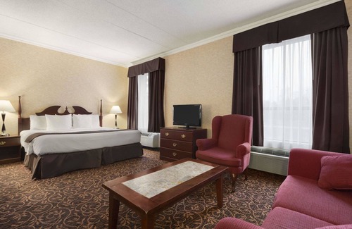 Fallingbrook Hotel | Days Inn by Wyndham Toronto East Lakeview
