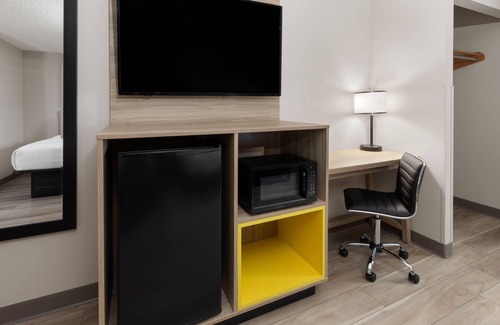 Tulsa Hotel | Days Inn by Wyndham Tulsa Central