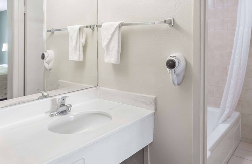 Patton Hotel | Days Inn by Wyndham San Bernardino