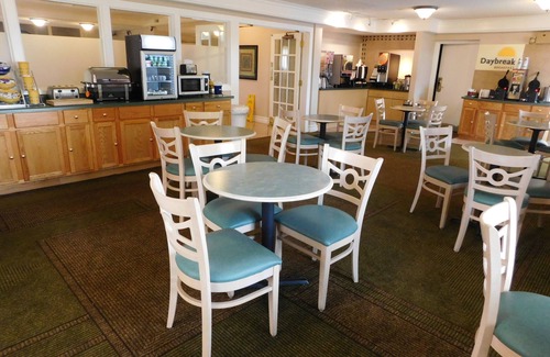 Arlington Heights Hotel | Days Inn & Suites by Wyndham Arlington Heights
