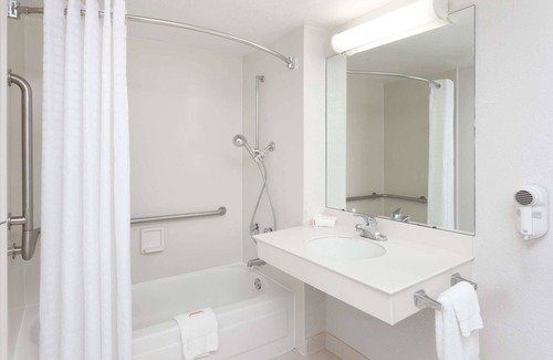 Arlington Heights Hotel | Days Inn & Suites by Wyndham Arlington Heights