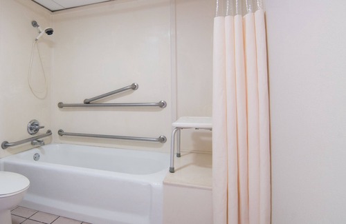 Madisonville Hotel | Days Inn & Suites by Wyndham Madisonville