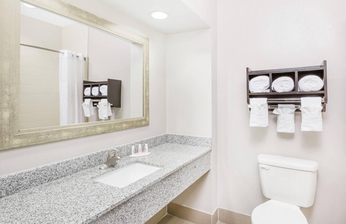 Madisonville Hotel | Days Inn & Suites by Wyndham Madisonville