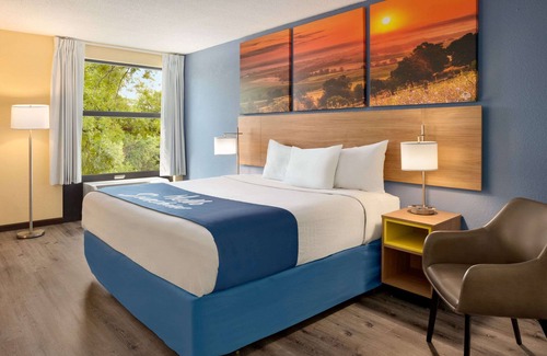 Merrillville Hotel | Days Inn & Suites by Wyndham Merrillville