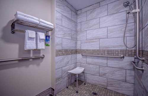 Wisconsin Dells Hotel | Days Inn & Suites by Wyndham Wisconsin Dells