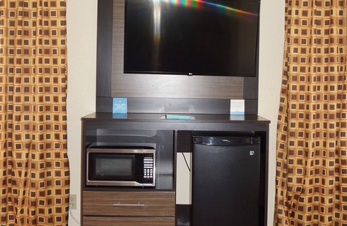 Traverse City Hotel | Days Inn & Suites by Wyndham Traverse City