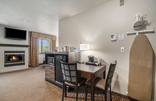 Traverse City Hotel | Days Inn & Suites by Wyndham Traverse City