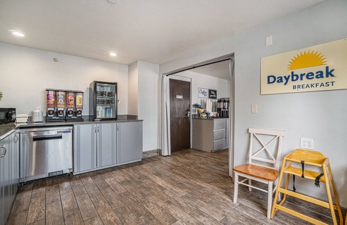 Traverse City Hotel | Days Inn & Suites by Wyndham Traverse City