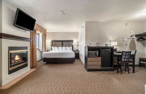 Traverse City Hotel | Days Inn & Suites by Wyndham Traverse City