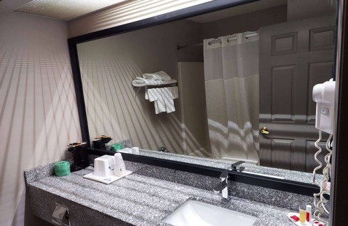 Huntsville Hotel | Days Inn & Suites by Wyndham Huntsville